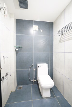 Deluxe Room | Bathroom | Free toiletries, towels, soap, shampoo - Halo Residency (Kanayannur)