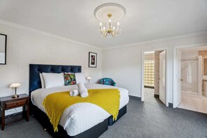 4 habitaciones, tabla de planchar con plancha, wifi y ropa de cama 