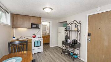 Een koelkast, een magnetron, een oven, een kookplaat