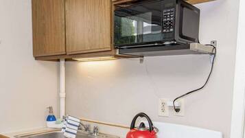 Kylskåp, mikrovågsugn, ugn och spishäll