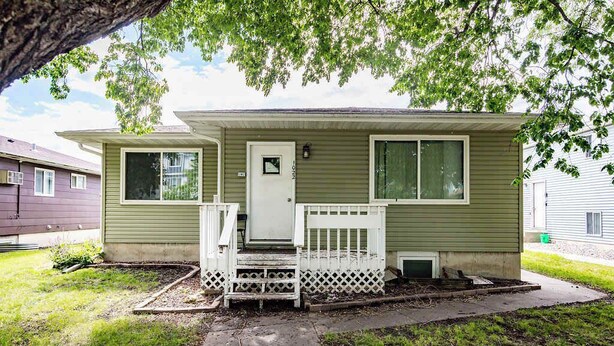 A single-story mobile home with a front porch, a small entryway, and a visible mailbox. - Cozy Studio Near NDSU and Fargodome (Fargo)