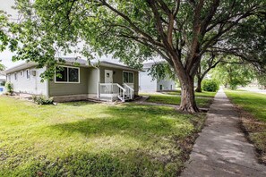A single-story house with a front porch and a large tree in front. - Cozy Studio Near NDSU and Fargodome (Fargo)