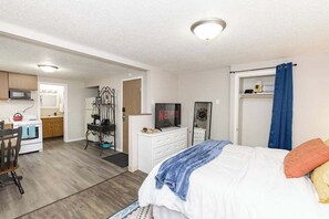 1 bedroom, WiFi, bed sheets - Cozy Studio Near NDSU and Fargodome (Fargo)