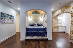 5 bedrooms, iron/ironing board, travel crib, free WiFi