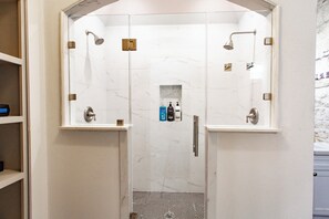 Dusche, Haartrockner, Handtücher, Seife