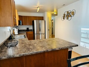 Mikrobølgeovn, ovn, kokeplater og oppvaskmaskin