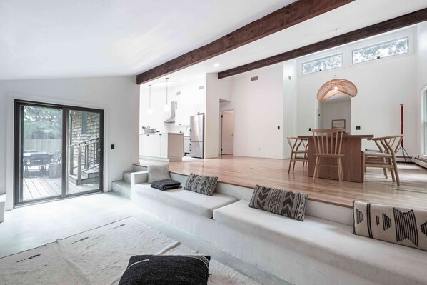 تلفزيون، مدفأة، مكتب