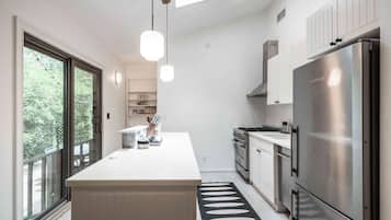 Fridge, oven, stovetop, coffee/tea maker