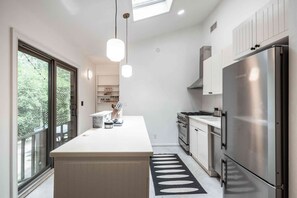 ثلاجة، فرن، موقد طهي مسطح، ماكينة لصنع القهوة/الشاي