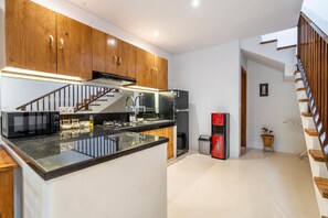 Refrigerador, microondas, parrilla de estufa y cafetera y tetera