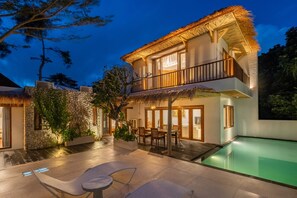 A two-story house with a pool, outdoor seating, and a thatched roof. - Peaceful 3BR Villa Located in Pecatu - 10 Min to the Beach (Pecatu)