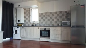 Kjøleskap, mikrobølgeovn, ovn og kokeplater