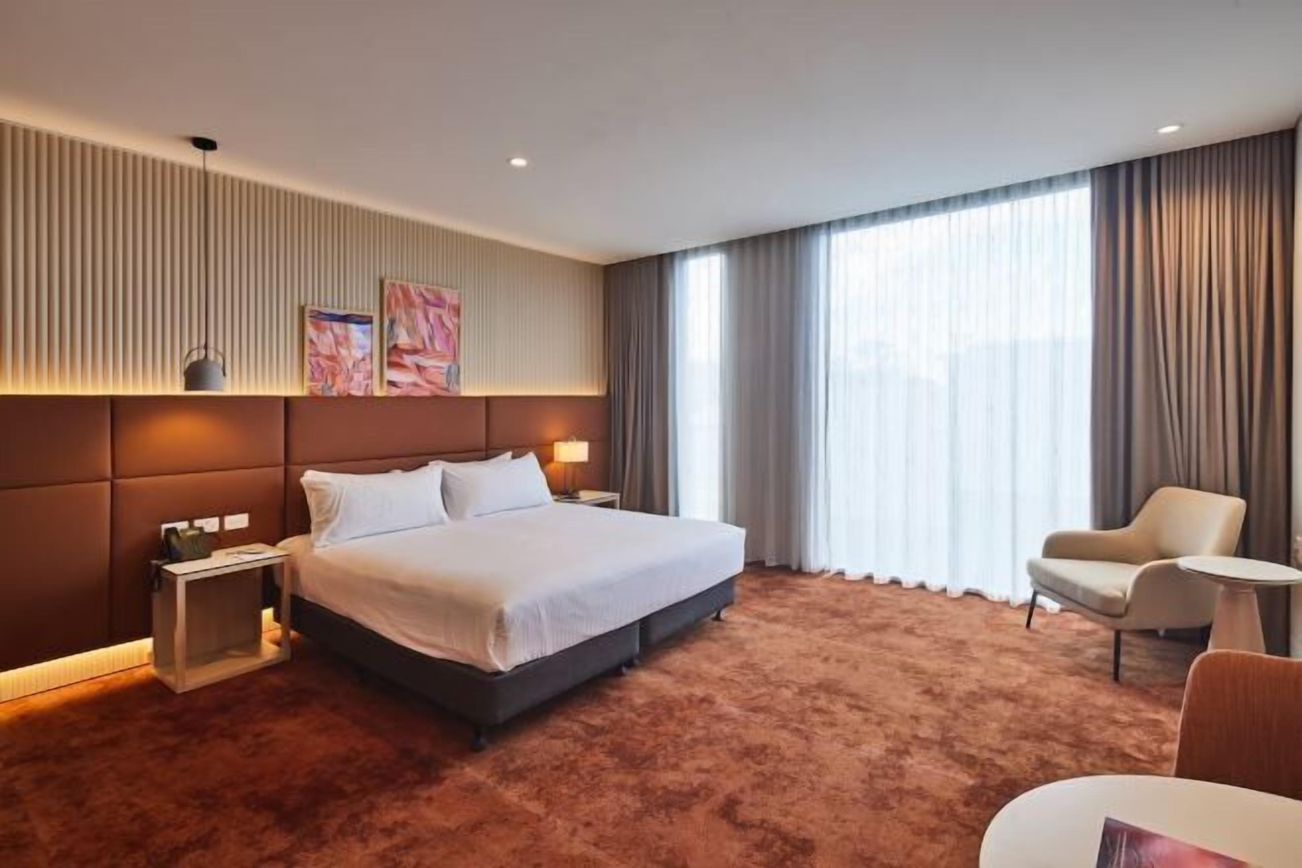 Caixa forta a l'habitació, cortines opaques i planxa i posts de planxar 