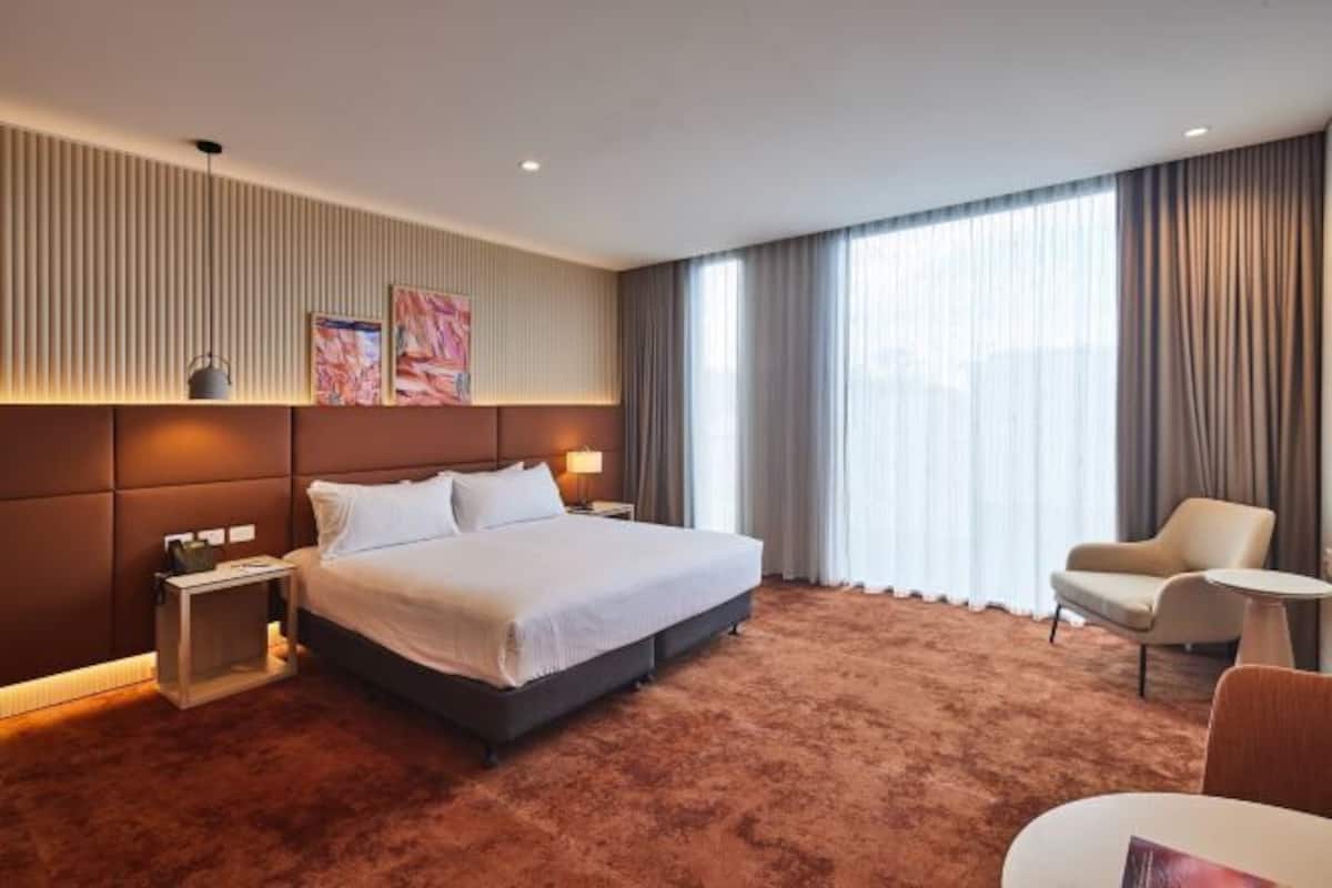 Caixa forta a l'habitació, cortines opaques i planxa i posts de planxar