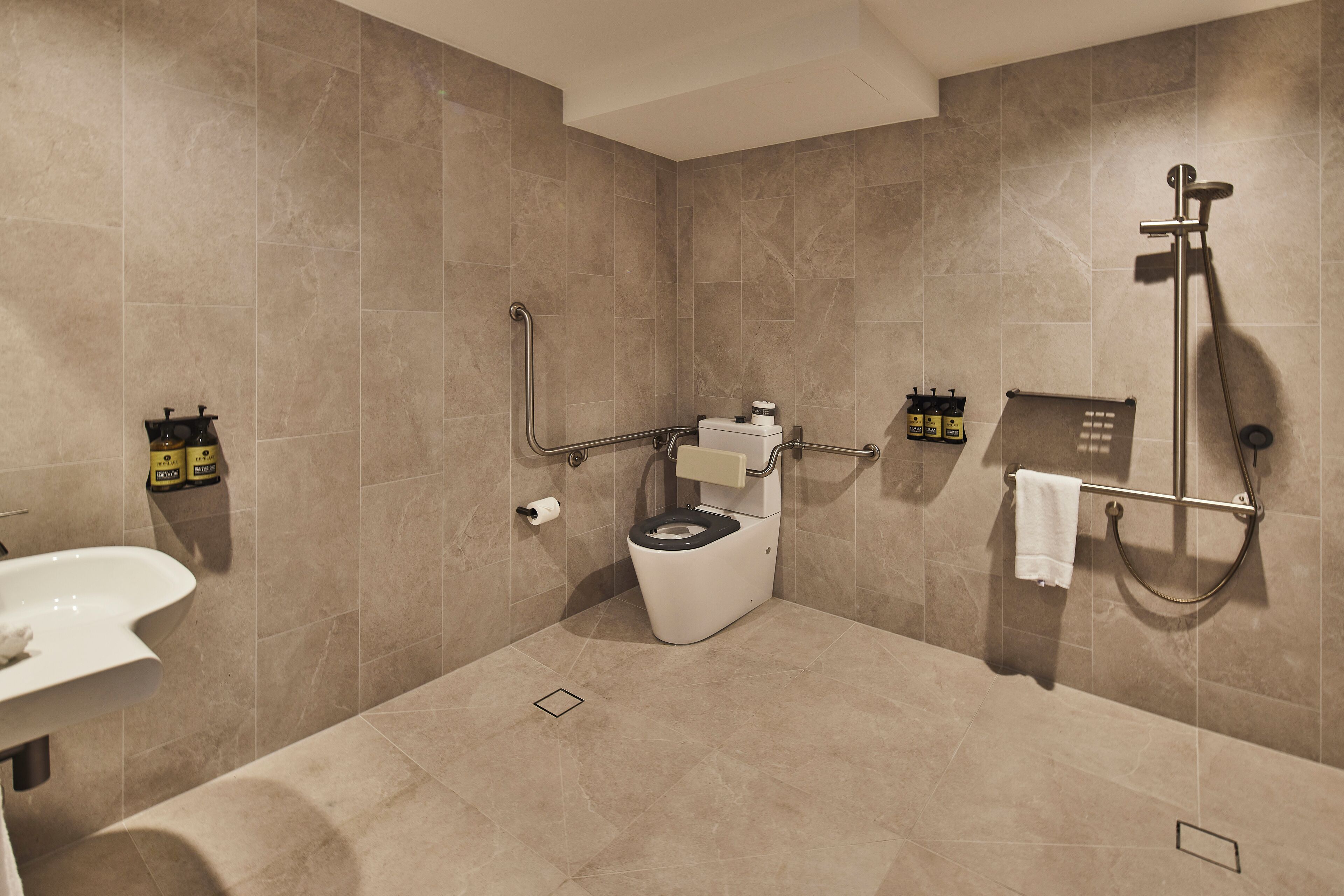 Un bany modern amb vàter, bidet i dutxa.