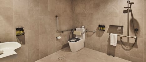 Un bany modern amb vàter, bidet i dutxa.