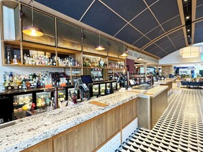 2 bars/lounges