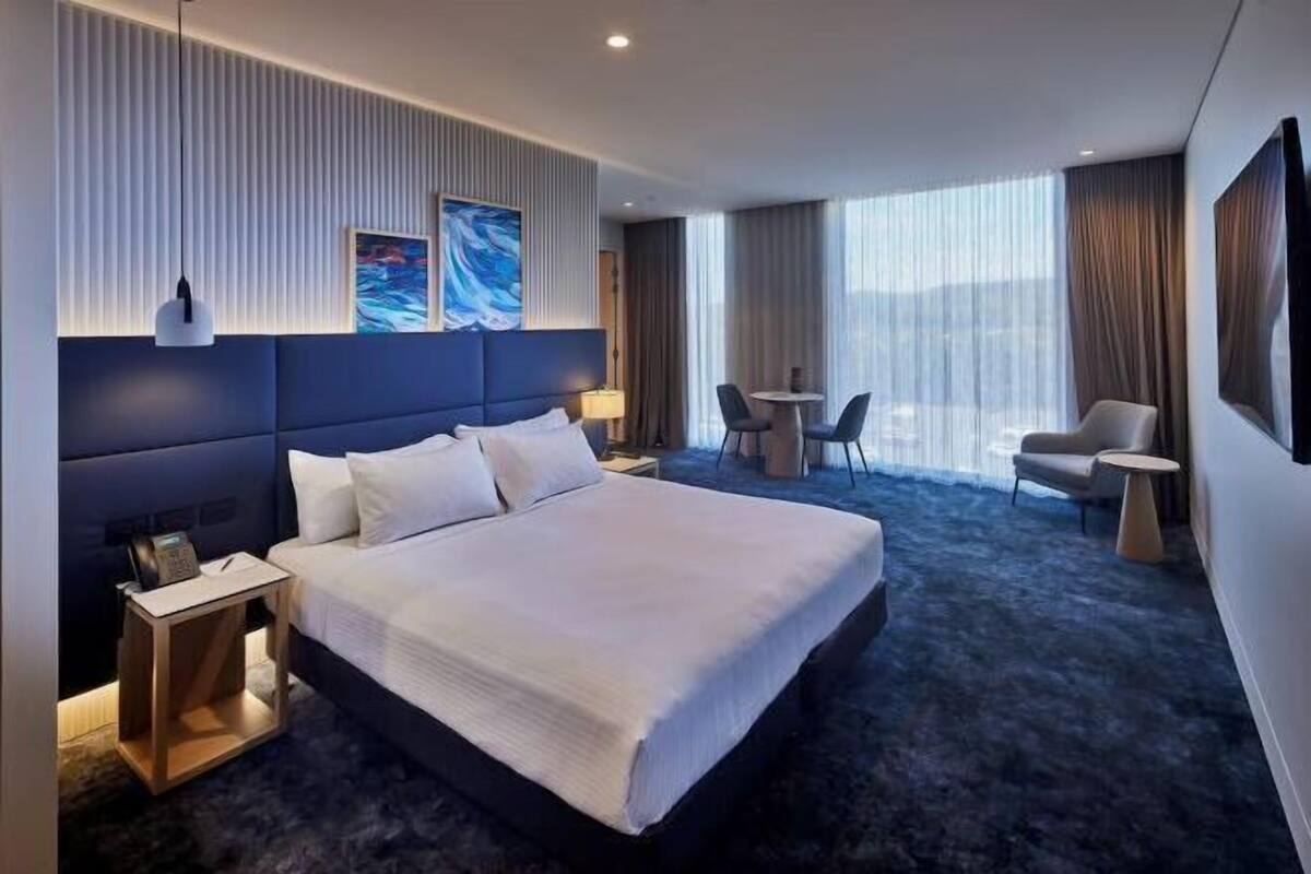 In-room safe, laptop workspace, blackout drapes, iron/ironing board