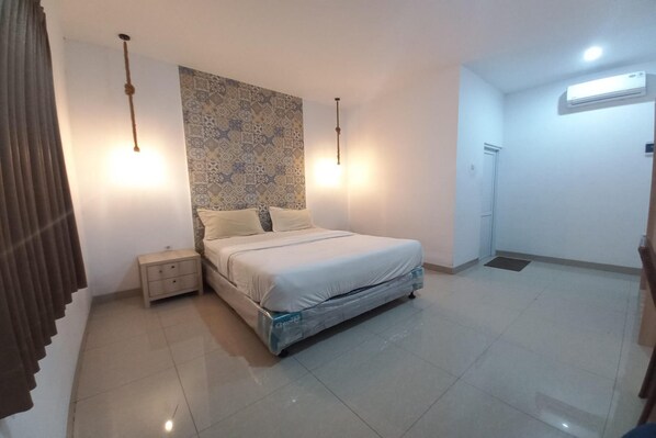 Deluxe Double Room | Laptop workspace, free WiFi, bed sheets - OYO 94103 Sands Residence Ii (Karawang)