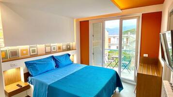 Camera Design con letto matrimoniale o 2 letti singoli, vista montagna | Una scrivania, ferro/asse da stiro, Wi-Fi gratuito