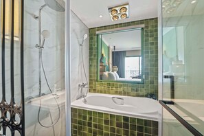 Premium-Zimmer | Badezimmer | Designer-Toilettenartikel, Haartrockner, Bademäntel, Hausschuhe