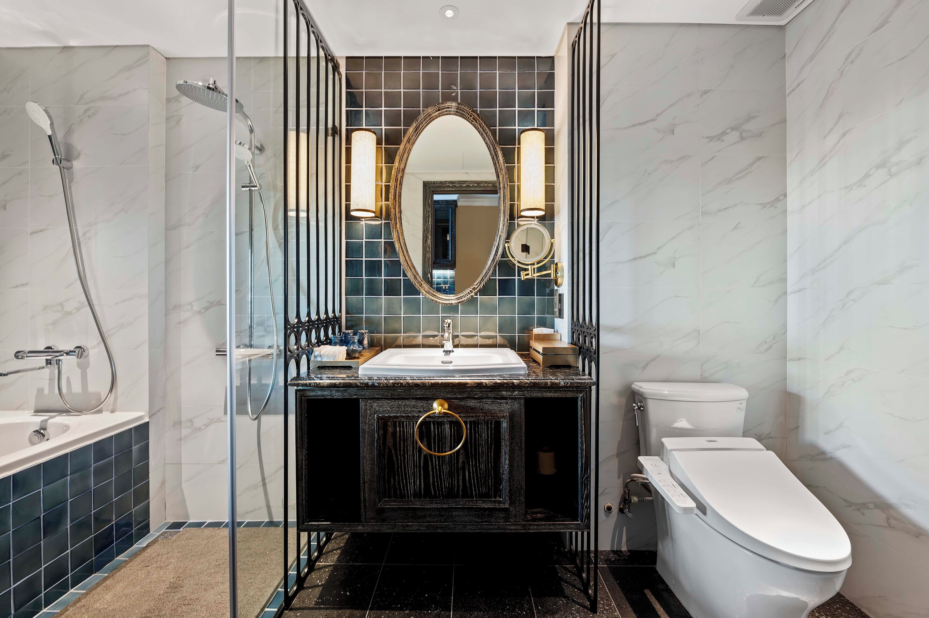 Une salle de bain moderne avec une douche à parois de verre, un meuble-lavabo doté d’un grand miroir et des toilettes.