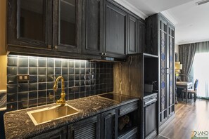 Chambre Design, vue sur la ville | Cuisine privée | Mini-réfrigérateur, surface de cuisson, cafétière à espresso
