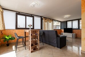 TV - GuestHost - Comfortable 80 sqm apartment in Aci Catena, located on the third floor without an elevator. Equipped with WiFi, air conditioning, and a large terrace ideal for outdoor relaxation. Aci Catena is a quiet Sicilian town rich in history and cultur (Aci Catena)