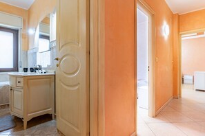 Een douche, een haardroger, een bidet, handdoeken