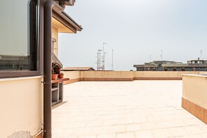 Terrace/patio - GuestHost - Comfortable 80 sqm apartment in Aci Catena, located on the third floor without an elevator. Equipped with WiFi, air conditioning, and a large terrace ideal for outdoor relaxation. Aci Catena is a quiet Sicilian town rich in history and cultur (Aci Catena)