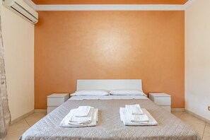 2 chambres, fer et planche à repasser, Wi-Fi, draps fournis