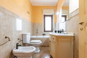 Dusche, Haartrockner, Bidet, Handtücher