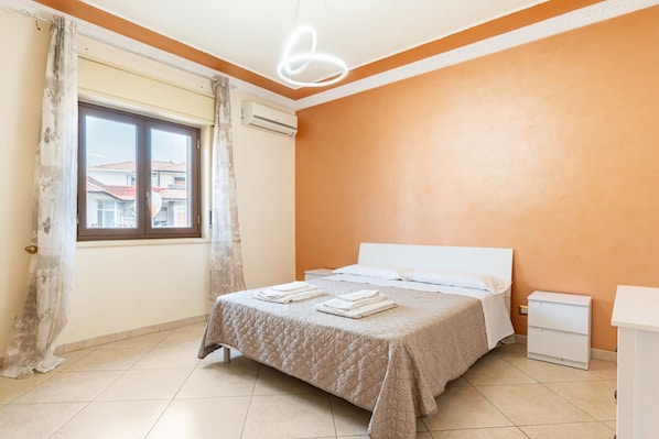 2 habitaciones, tabla de planchar con plancha, wifi y ropa de cama