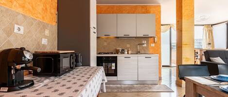 Réfrigérateur, micro-ondes, four, plaque de cuisson