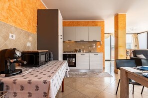 Fridge, microwave, oven, stovetop