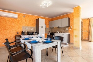 Dining - GuestHost - Comfortable 80 sqm apartment in Aci Catena, located on the third floor without an elevator. Equipped with WiFi, air conditioning, and a large terrace ideal for outdoor relaxation. Aci Catena is a quiet Sicilian town rich in history and cultur (Aci Catena)