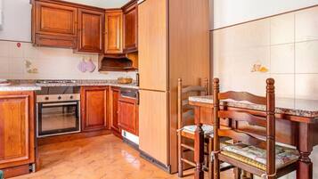 KĂŒhlschrank, Ofen, Herdplatte, Kochgeschirr/Geschirr/Besteck