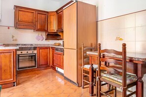 Refrigerador, horno, placa de cocina, utensilios de cocina