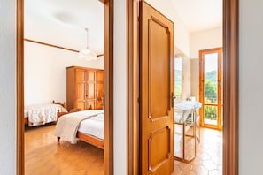 2 habitaciones, tabla de planchar con plancha, wifi y ropa de cama