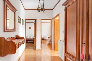 2 quartos, ferros/tábuas de passar roupa, Wi-Fi, roupa de cama