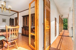 Outdoor dining - GuestHost - Pretty independent villa on one floor of 126 sqm, ideal for 5 people, surrounded by greenery and with private garden.The accommodation is located in Piazza, just 5.5 km from Deiva Marina, a picturesque seaside village known for its beaches an (Piazza)