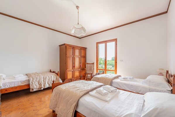 2 habitaciones, tabla de planchar con plancha, wifi y ropa de cama