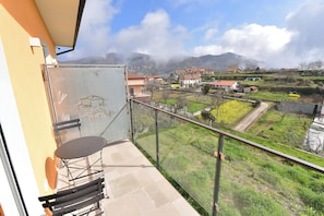 Quarto casal superior, 1 quarto, sacada, vista para a colina | Vista do quarto