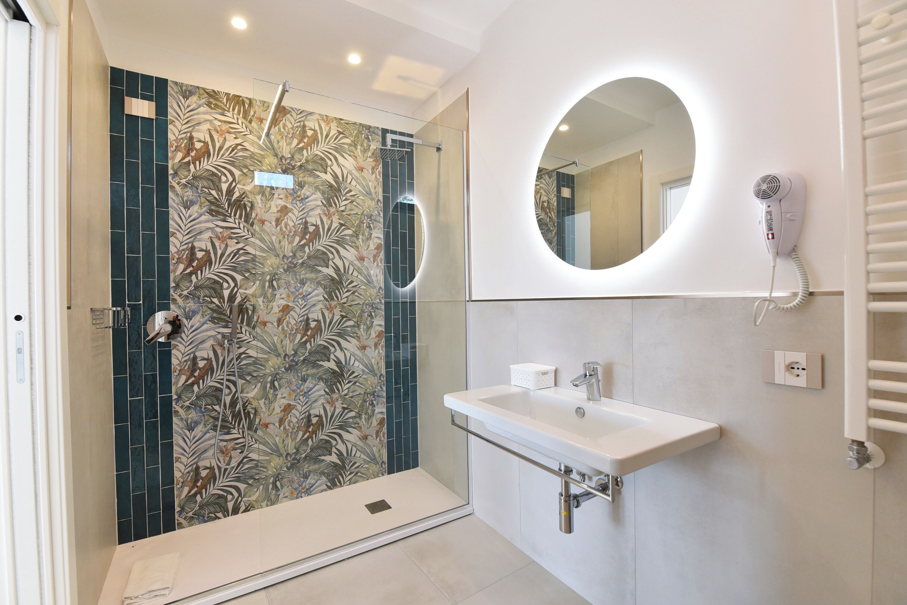 Superior Double Room, 1 Bedroom, Balcony, Hill View | Bathroom | Shower, free toiletries, hair dryer, bidet