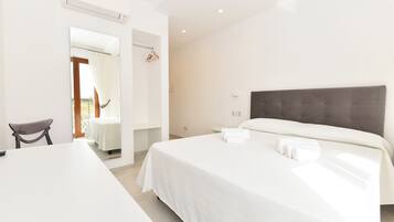 Habitación doble superior, 1 habitación, balcón, vista a la colina | Ropa de cama de alta calidad y camas con efecto memoria