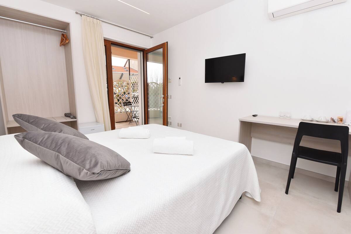 Peralatan tempat tidur premium, busa memori, meja 