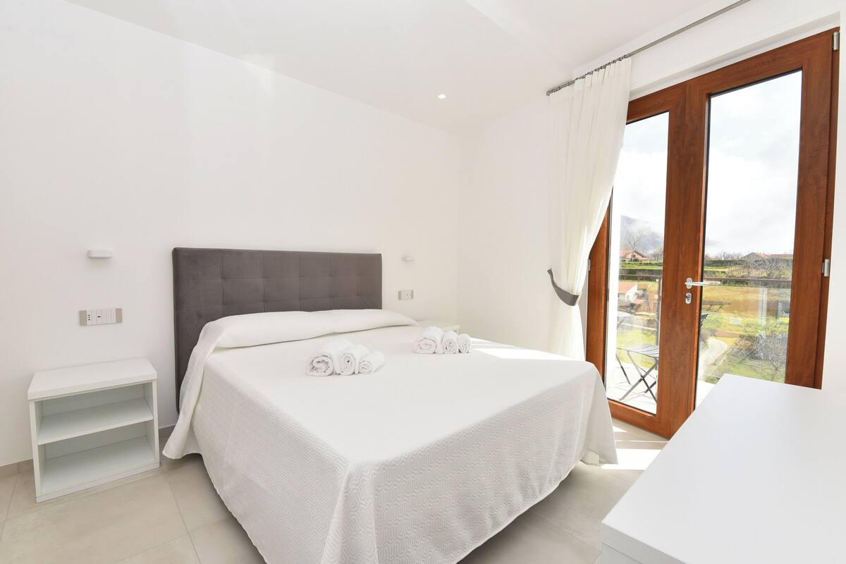 Superior Double Room, 1 Bedroom, Balcony, Hill View | Peralatan tempat tidur premium, busa memori, meja 