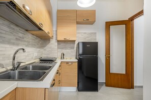 Frigorífico, placa de cocina, hervidor eléctrico y utensilios de cocina