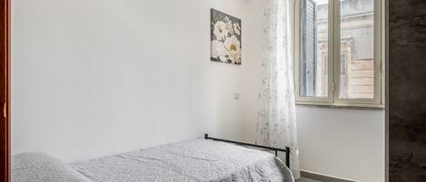 3 bedrooms, iron/ironing board, bed sheets