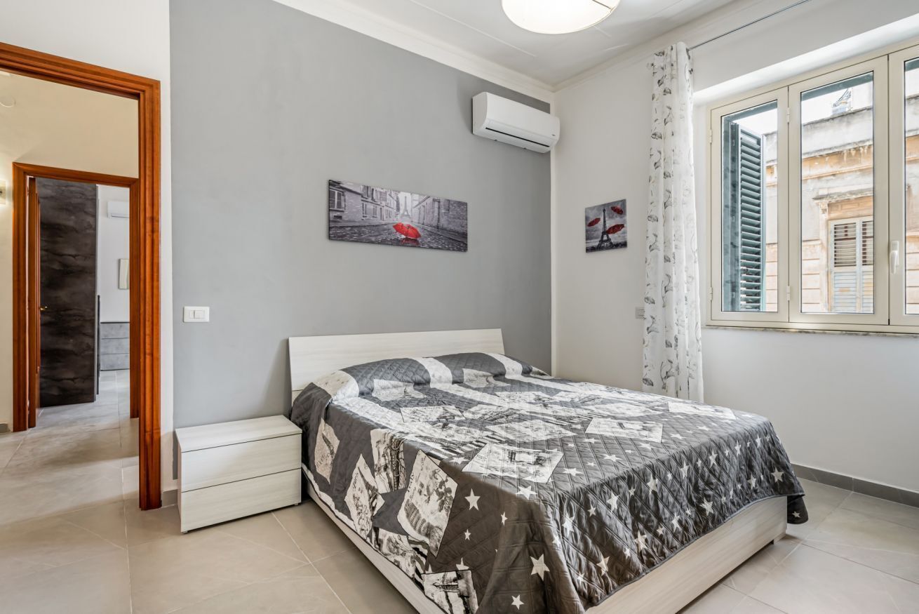 3 habitaciones, tabla de planchar con plancha y ropa de cama 
